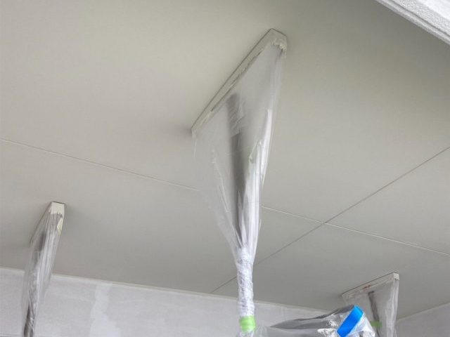 丸亀市のベランダ塗装中