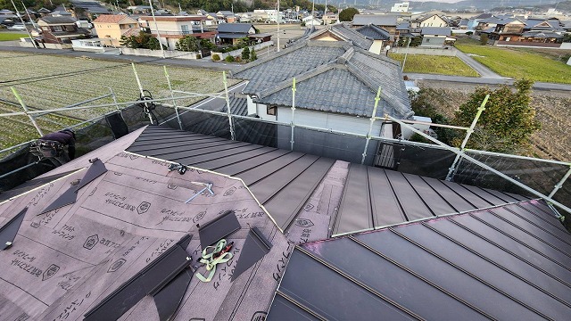 丸亀市　ガルバリウム屋根の設置状況