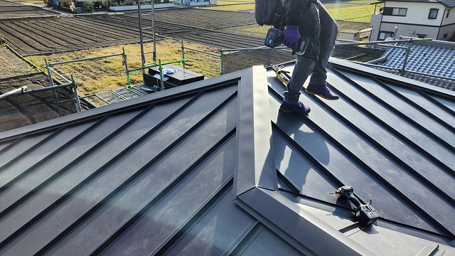 丸亀市　ガルバリウムの棟部分の施工中