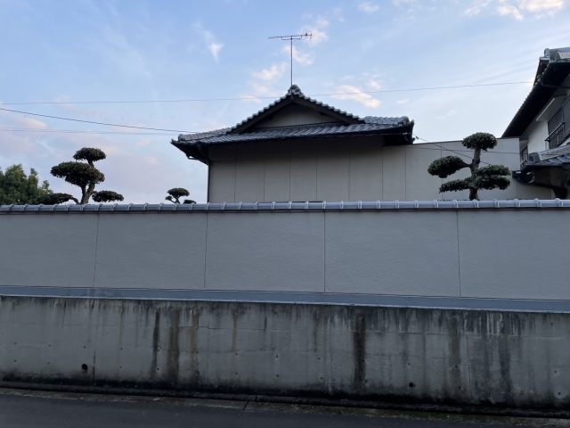 中間町の老朽化した塀