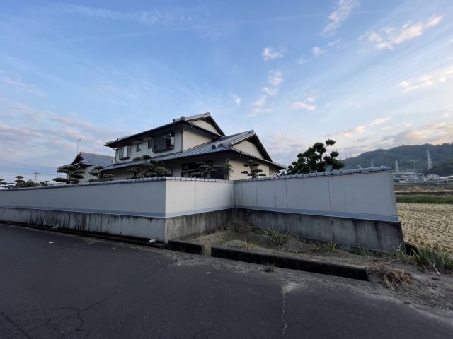 中間町の黒ずんだ塀