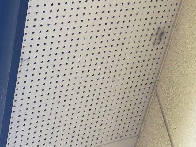 丸亀市の軒天にできた雨漏り跡