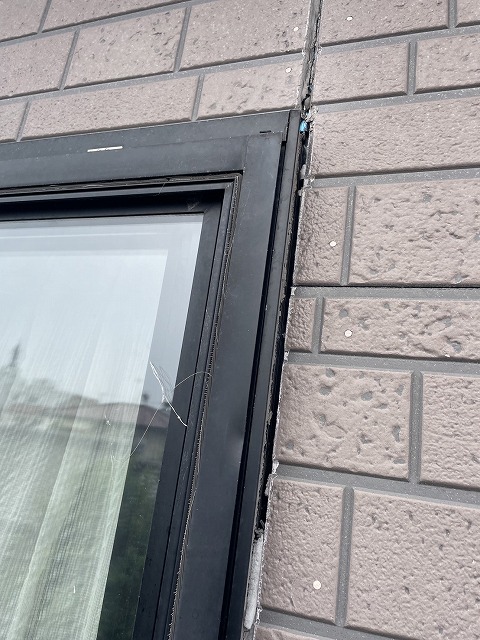 窓サッシのシーリングが無くなっている写真