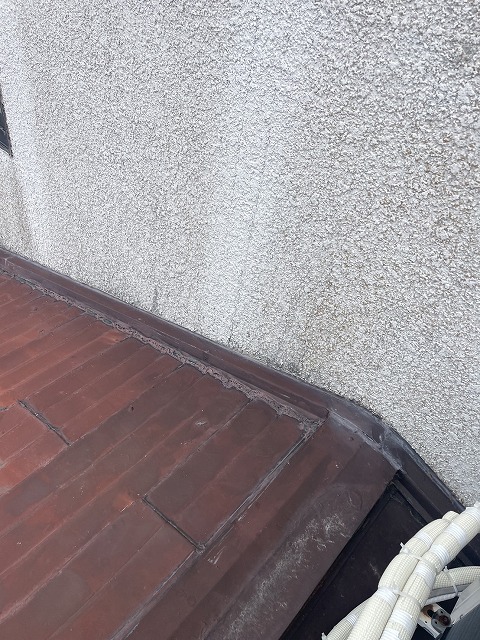 水切り板金にしたコーキングの写真