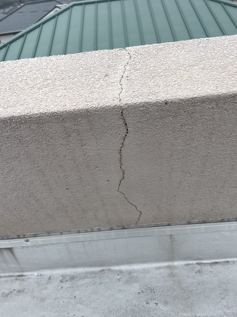 割れた外壁写真