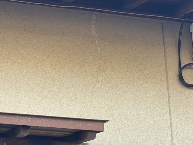 三木町の外壁のひび割れ
