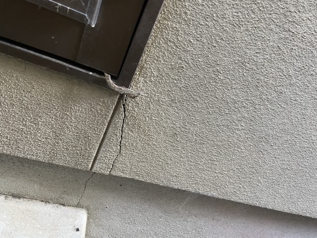 三木町のサッシ周りの外壁ひび割れ