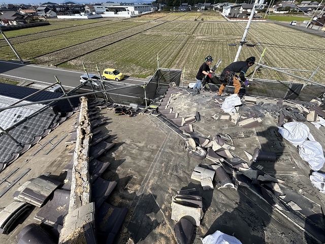 丸亀市　瓦を全部取り除く