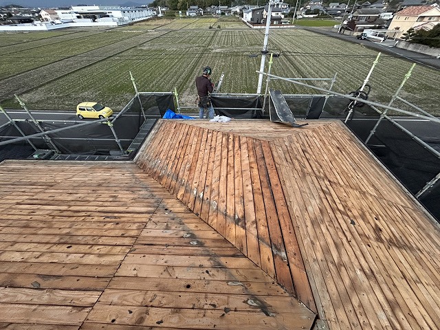 丸亀市　既存の野地板が見えてきた