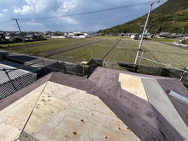 丸亀市 野地板の上にルーフィング