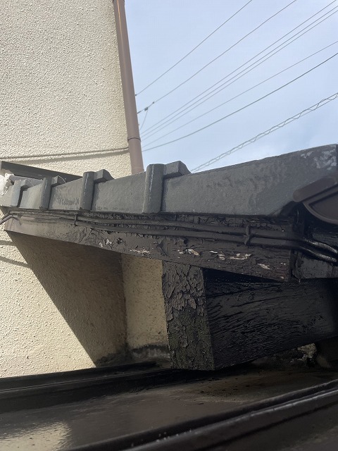 破風板の塗装が劣化している写真