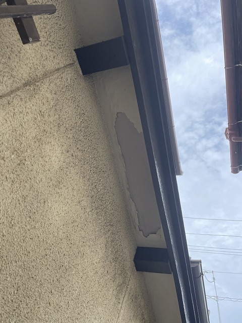 軒天の塗装が剥がれている写真