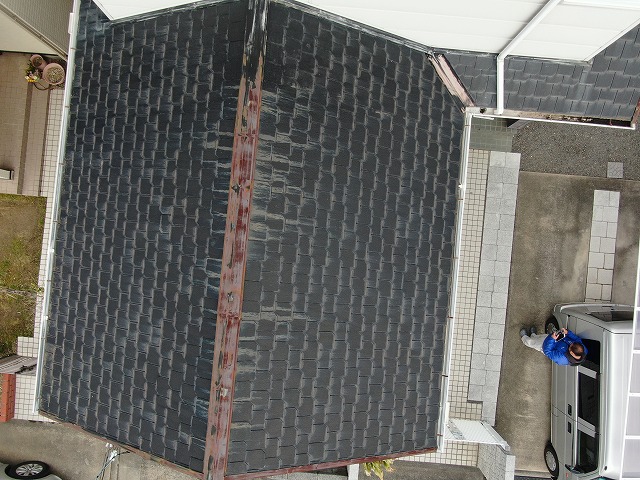 板金が錆びて汁が垂れている写真