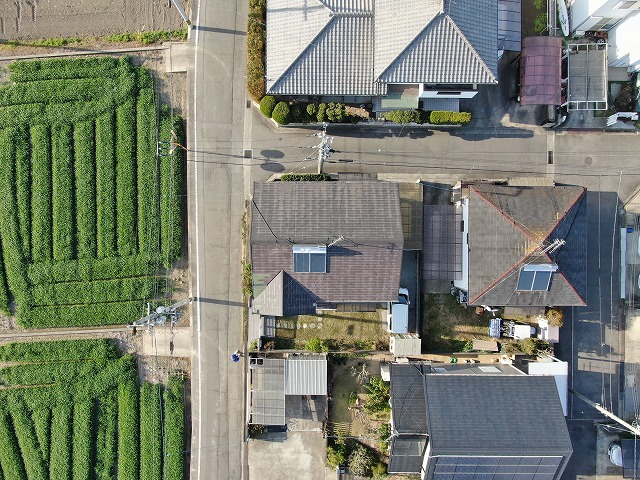 点検する家の上空写真