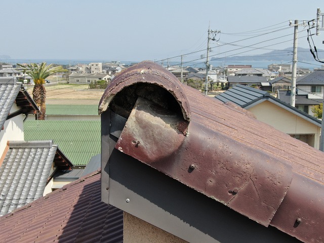 巴瓦が外れている写真