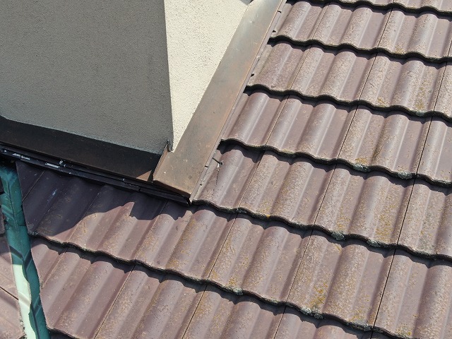 瓦が落ちてきて割れた瓦