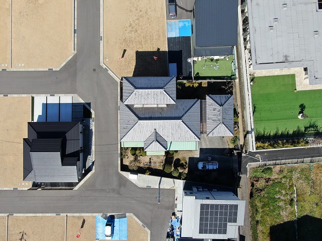点検する家の上空写真