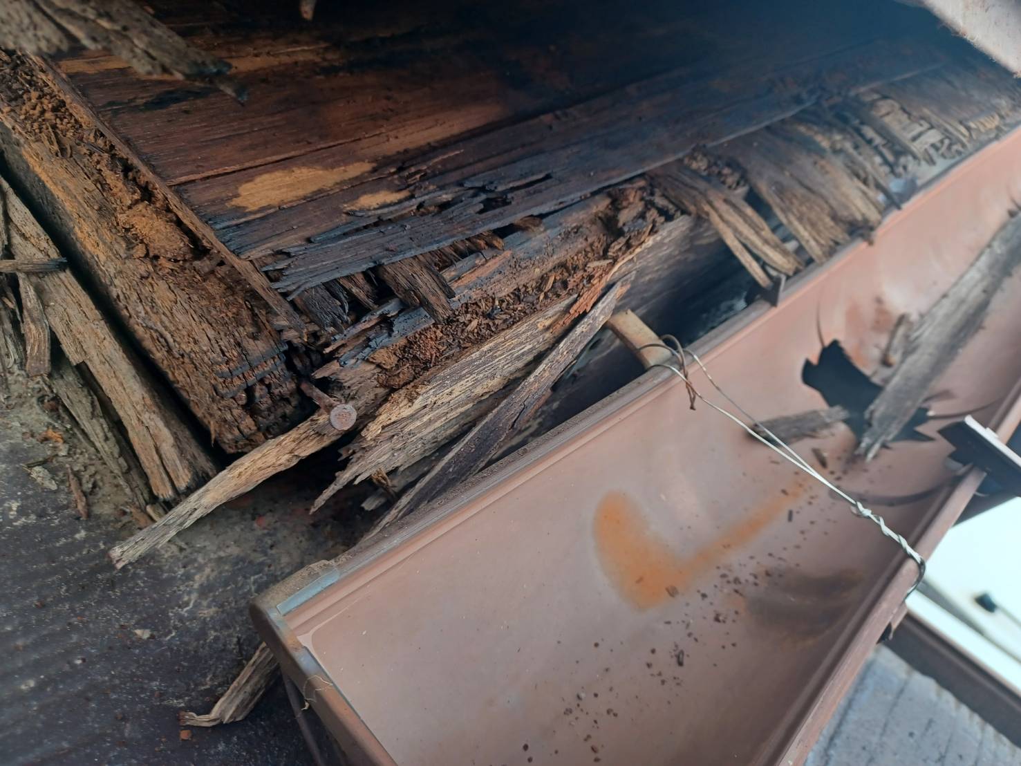 穴の空いた雨樋