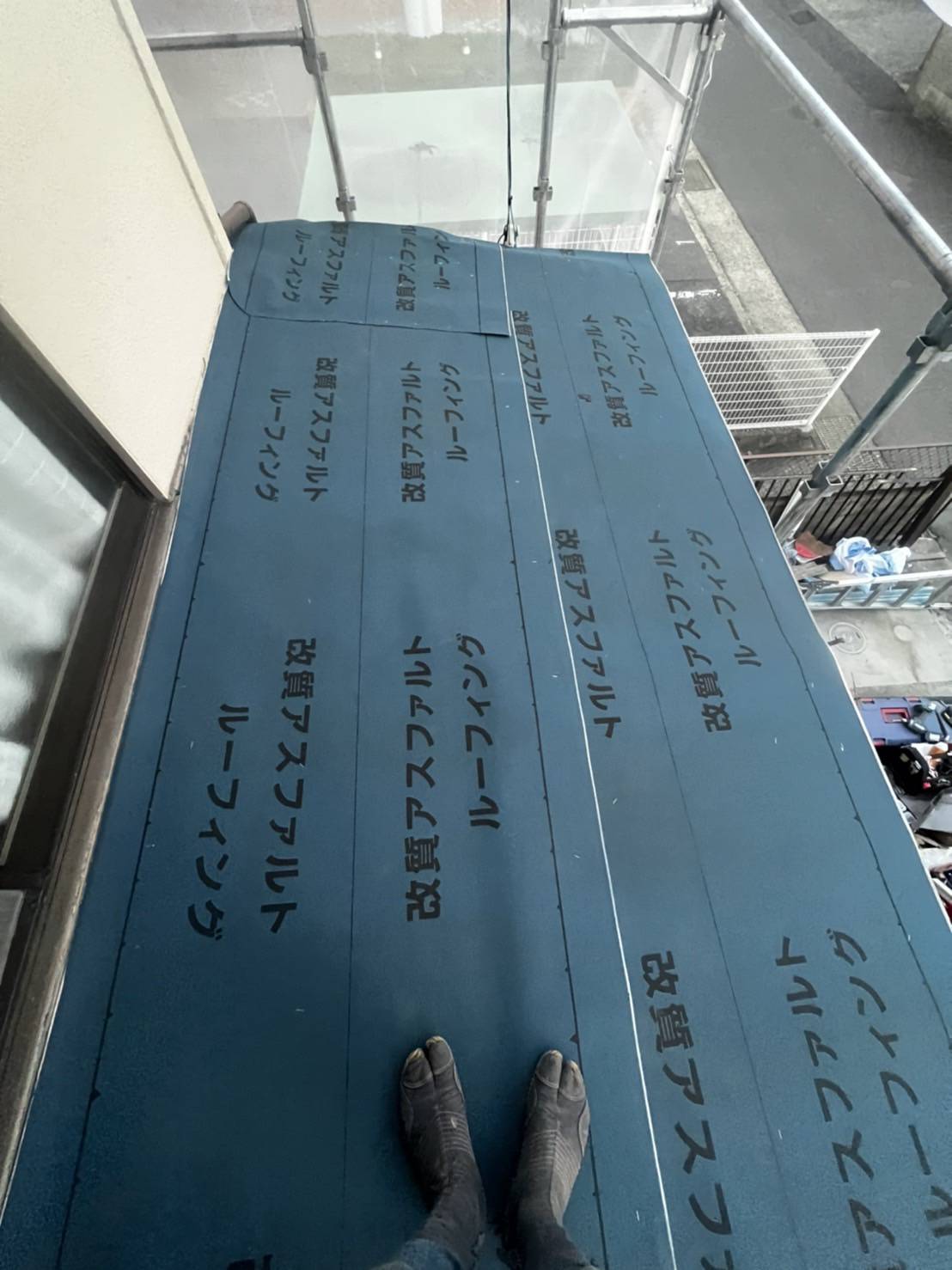 下屋根の防水シート施工