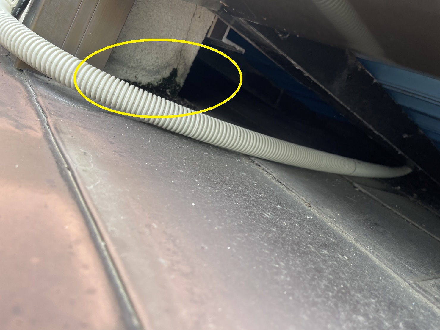 ベランダの外壁の一部が破損した様子