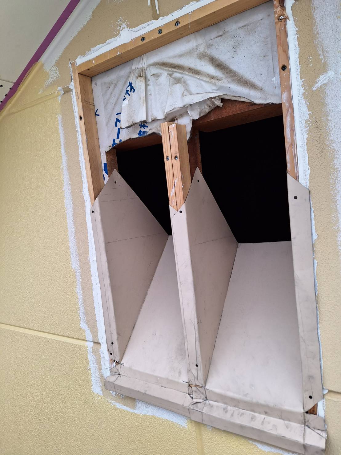 妻換気に木枠設置