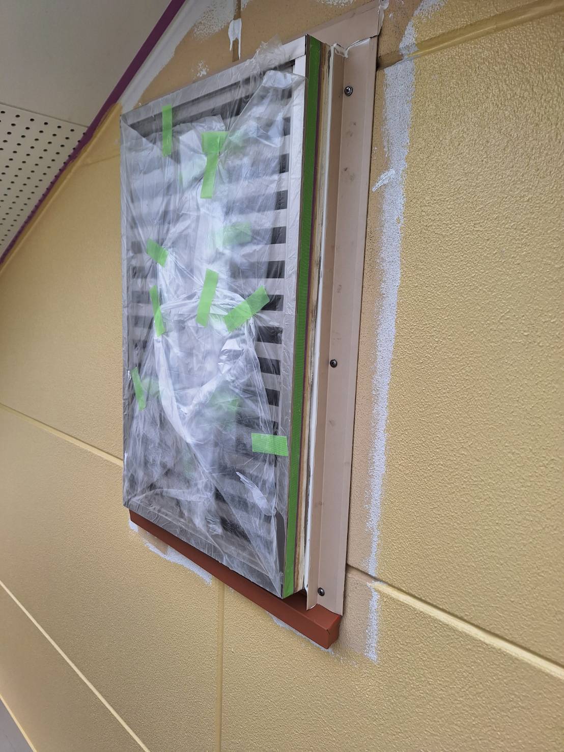 妻換気の施工の様子