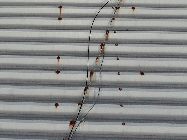 コード沿いに錆びた写真