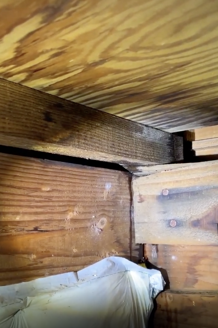 丸亀市　雨漏りで水がつたる様子