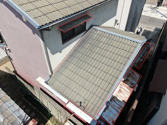 庇が錆びてしまっている写真