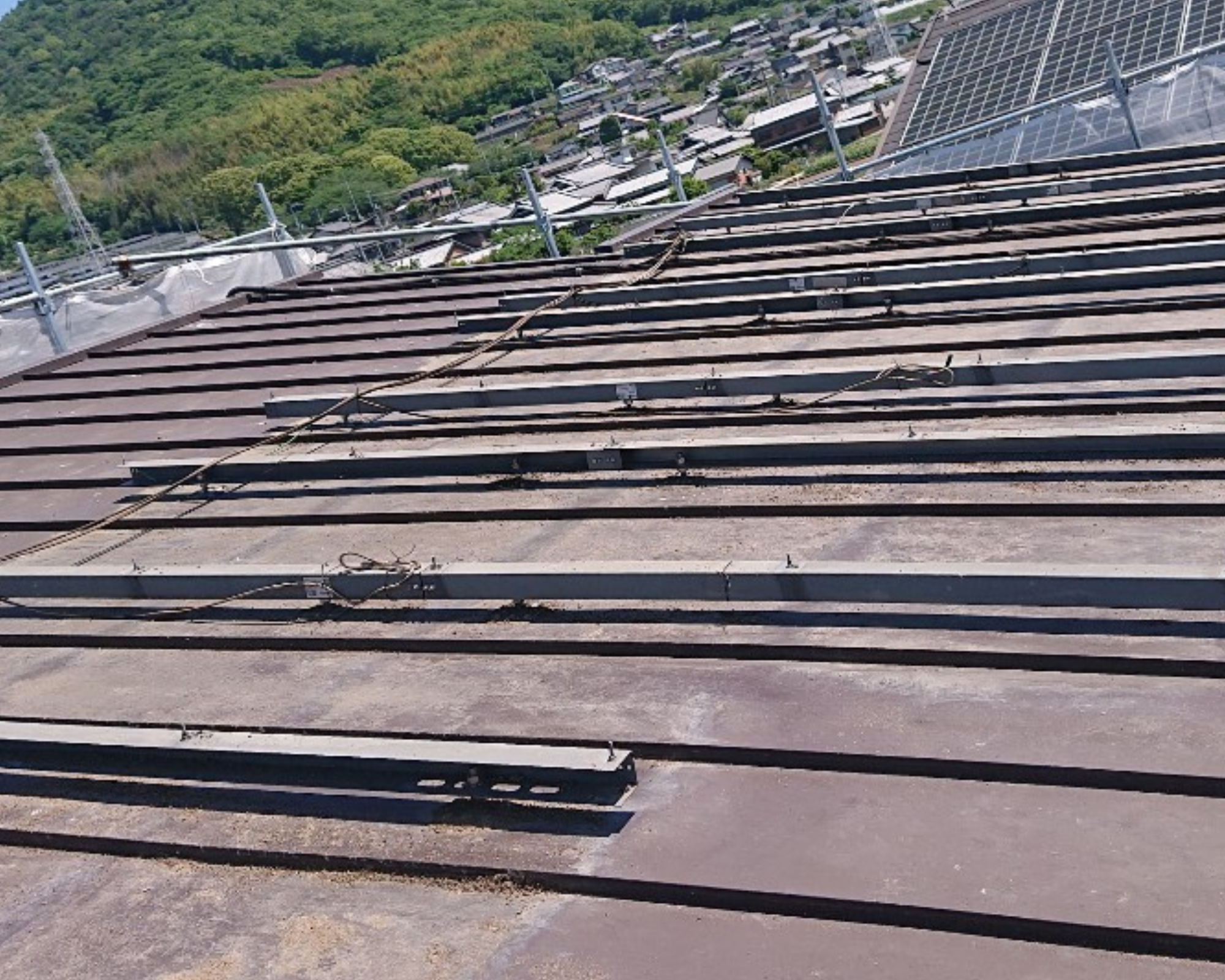 太陽光パネルを外して屋根を掃除