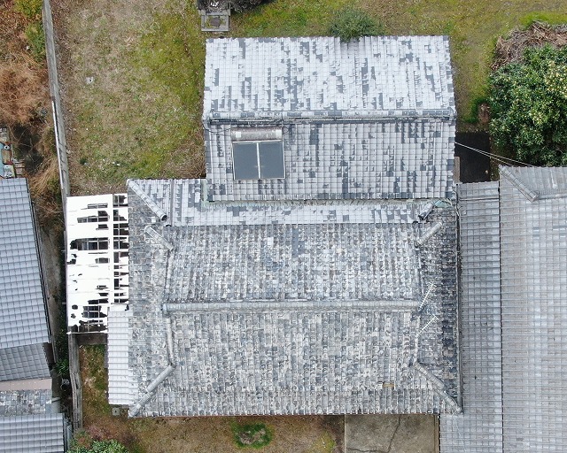 瓦が飛散した屋根