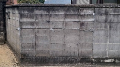 ヒビが入ったブロック塀