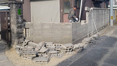 ブロック塀を解体