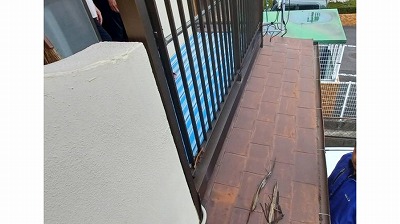 錆びた庇のスレート屋根板金