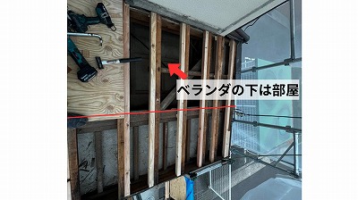 板金を剥がすと下地全体が湿っている