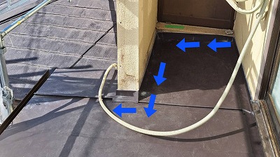 水が溜まらないよう勾配を付けた