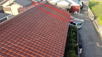 のし瓦から軒瓦までまっすぐズレている