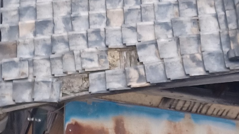 瓦が剥がれ野地板も傷んでいる