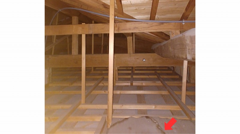 屋根裏の雨染み