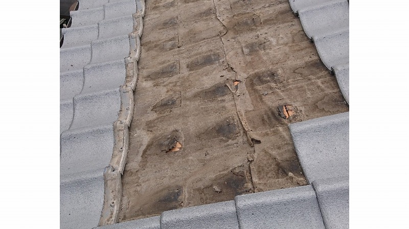 平部の瓦を剥がすとルーフィングの破れが