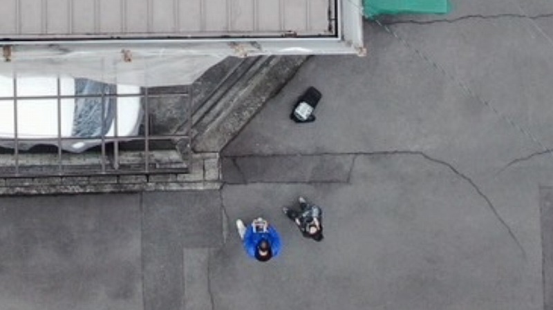 ドローンを操作している様子お客様も興味深々