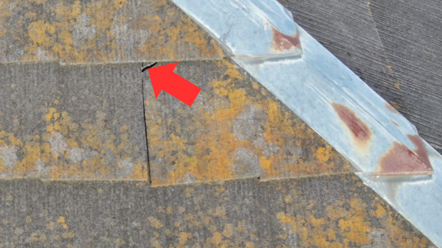 コロニアル瓦に割れ