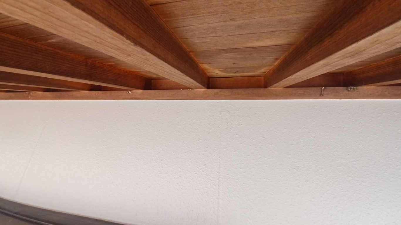 鳥が止まって糞が落ちている