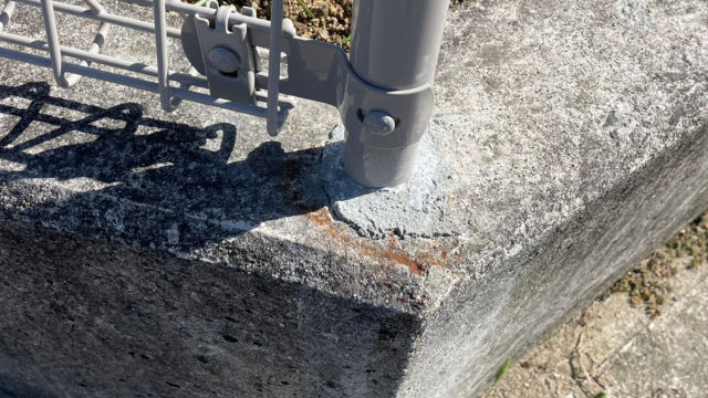 ブロック基礎に穴をあけて支柱を埋め込む