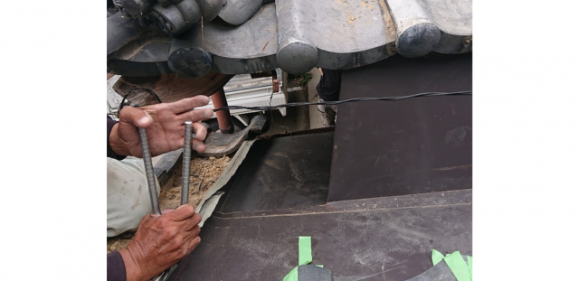 板金を張っている様子