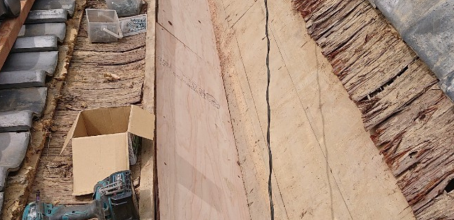 瓦を剥がすと下地が傷んでいる