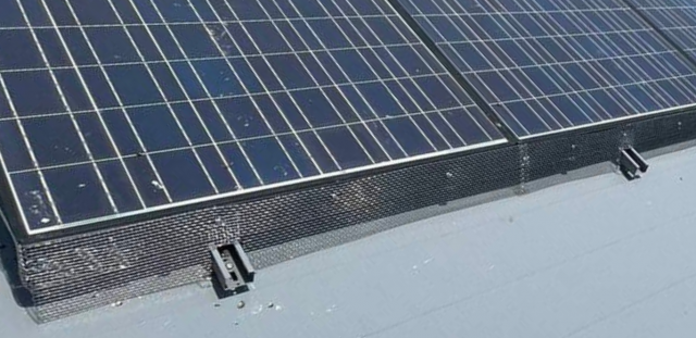 ステンレスメッシュで鳩の入り口を塞ぐ