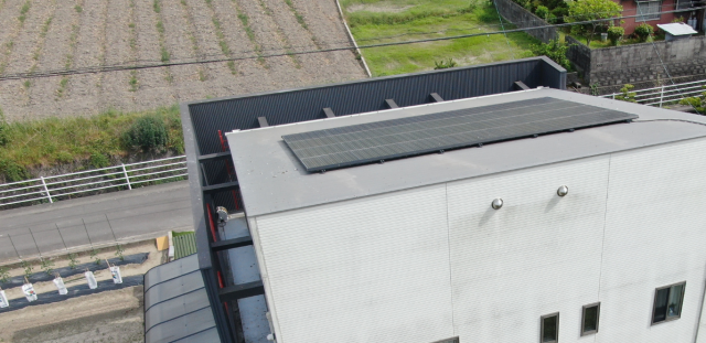 外壁に色剥げと汚れがついています