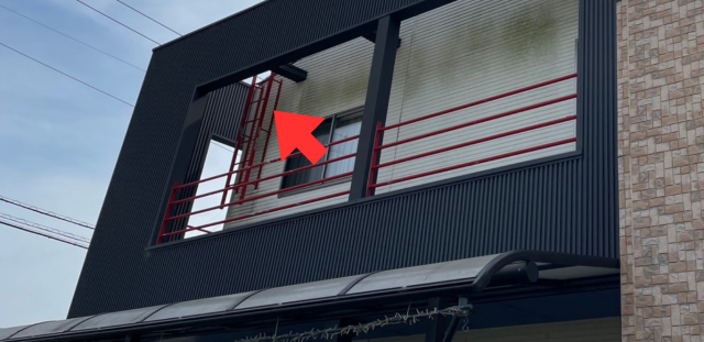 はしごを使って屋根に昇り鳩退治