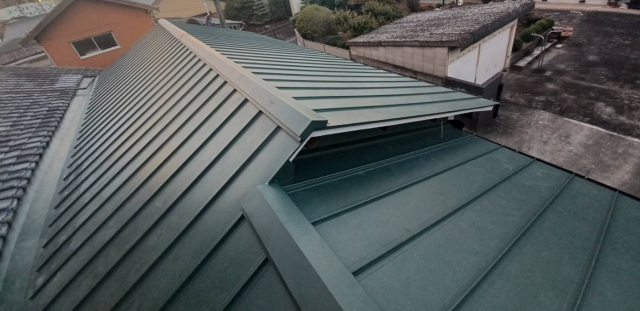 ガルバリウム鋼板に葺き替え